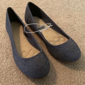size 8, denim flats, new condition.